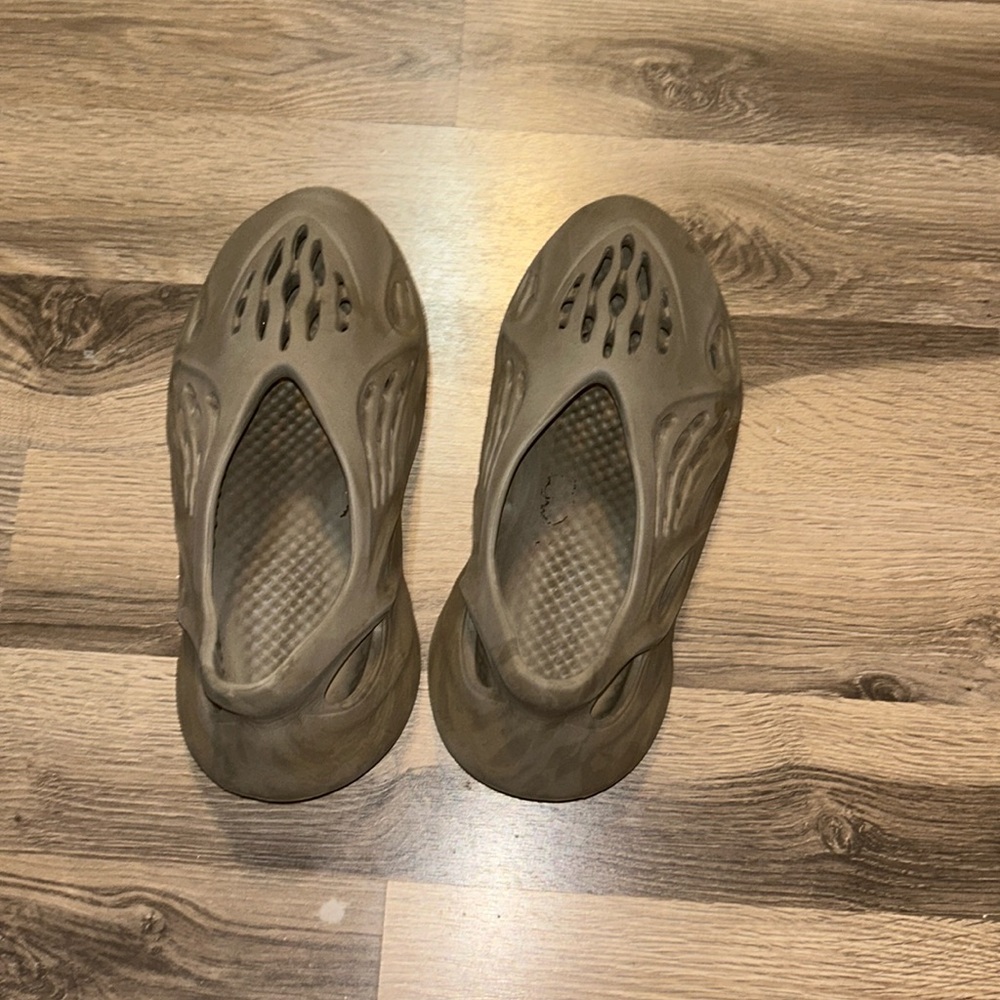 Men size 8 adidas foam runners